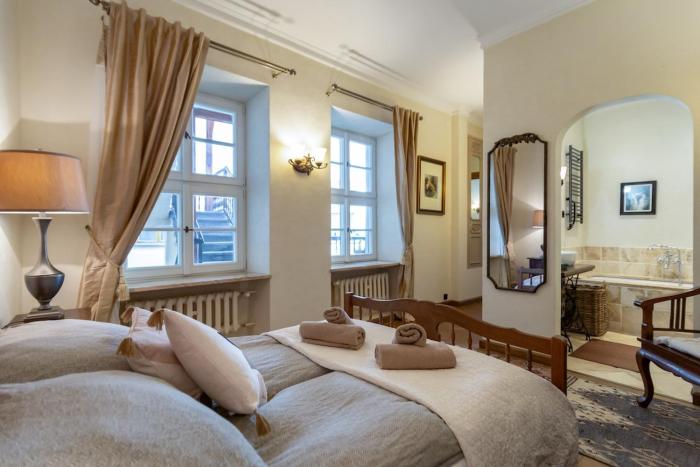 Sienna, unique oasis with views in Old Towns heart