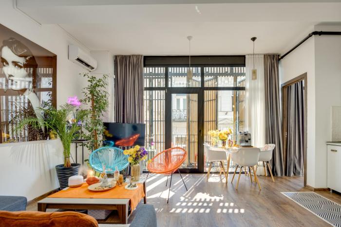 Sunlit Sanctum with a splash of Glam! Kare&Funky