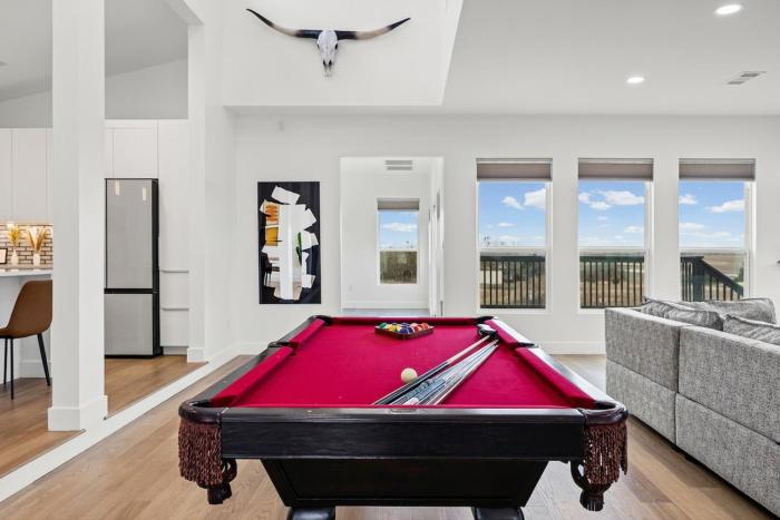 The Iron Cactus 10 acres villa near Austin w Sauna and Pool table