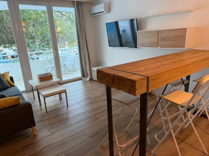 Island Paradise a studio with a kitchenette, private bathroom and balcony, in a complex with 3 swimming pools, 800m away from the ocean front