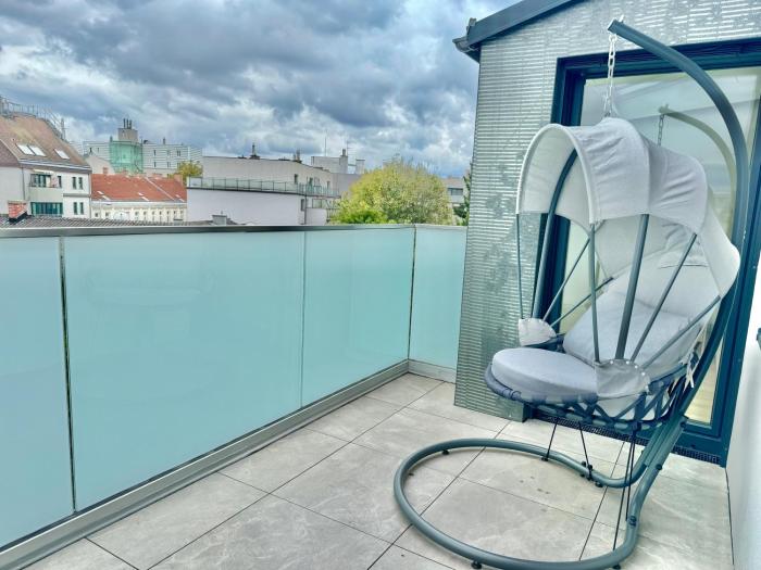 Luxury Rooftop Apartment with Balcony - 15 min to Center