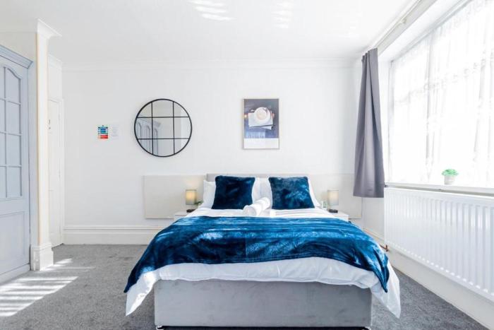 Contractor Stay above bar and restaurant