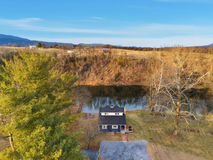 Riverfront Fire Pit Hot Tub Fishing Kayaks PacMan