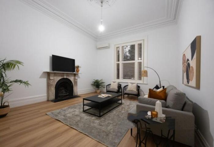 Victorian Elegance in Iconic Location