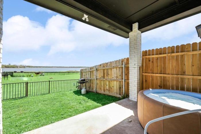 Lakeview 2BR 1B Guest Home with Hot Tub