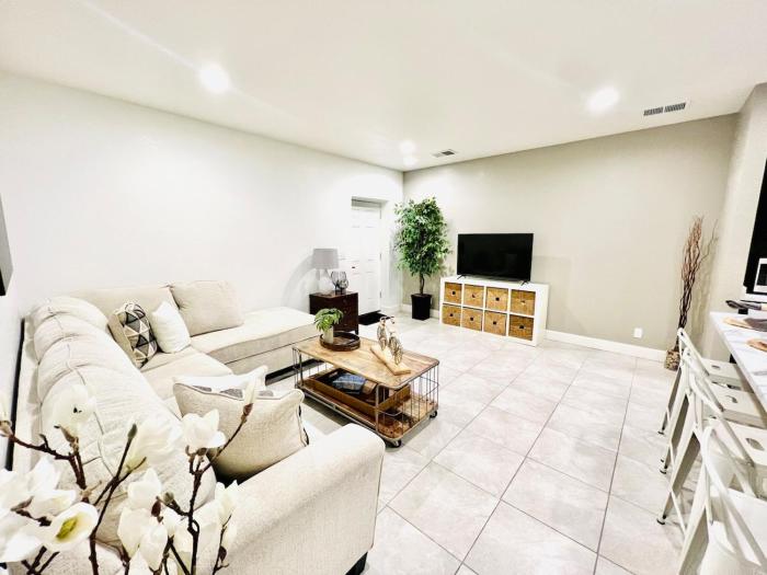 Entire Fully Equipped Basement Guest Apartment Home