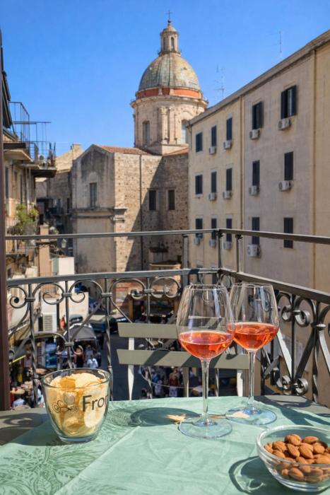 Bedda Home Ballarò Quiet Sicilian Home in Historic Market Balcony & Walking City