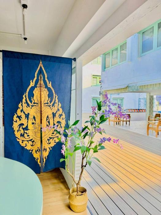 Easy Monday Capsule Bed and Traditional Thai Bath