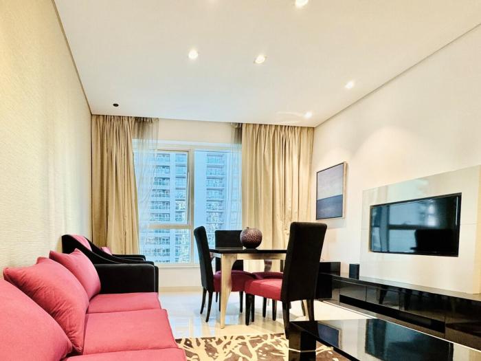 Homes2Retreat - Stylish 1BR with Balcony in Business Bay