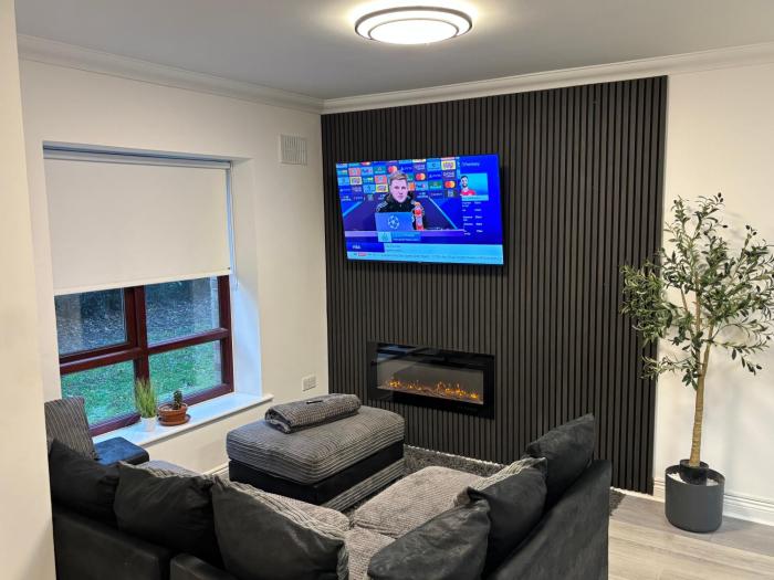 Modern Spacious Flat near City and Airport with parking & WiFi