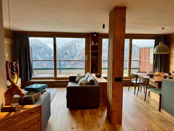 Luxury 9-Bed Apartment Steps from Ski Slopes with Parking & Ski Box