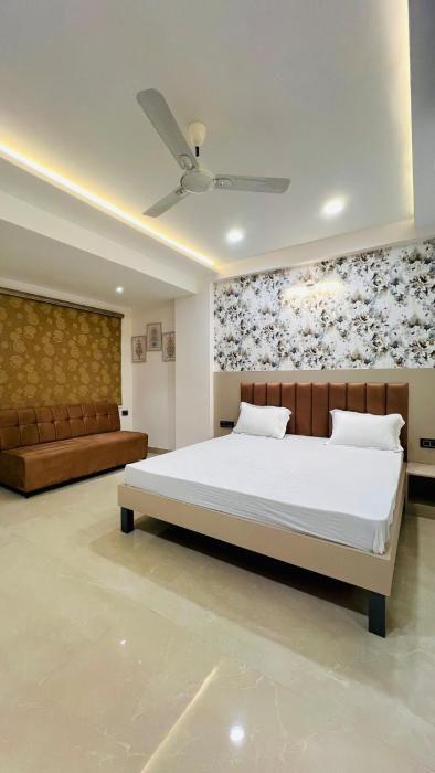 Big 1 BR City Centre with Restaurant near Old City