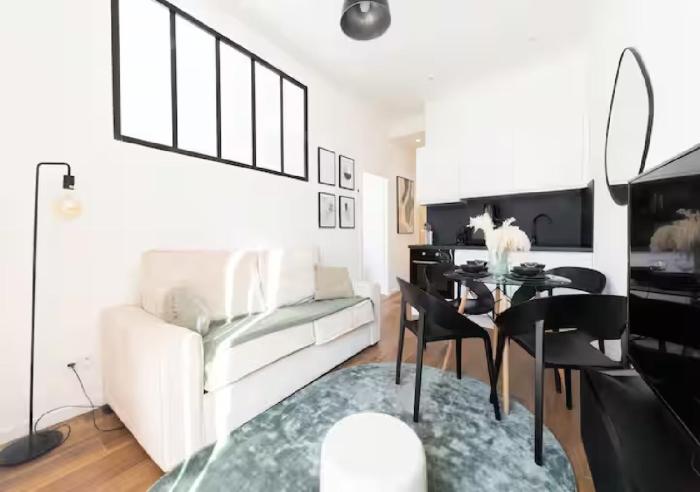 Elegant 2-person air-conditioned near Port & Tram