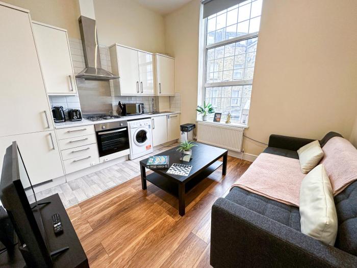Hammersmith 2BDR Flat with Washer-Dryer, WiFi Close to Westfield & Shepherds Bush by Staylio London