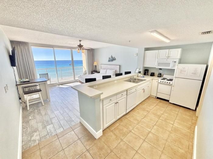 Beachfront Studio with Bunks Sleeps 4 at Majestic!