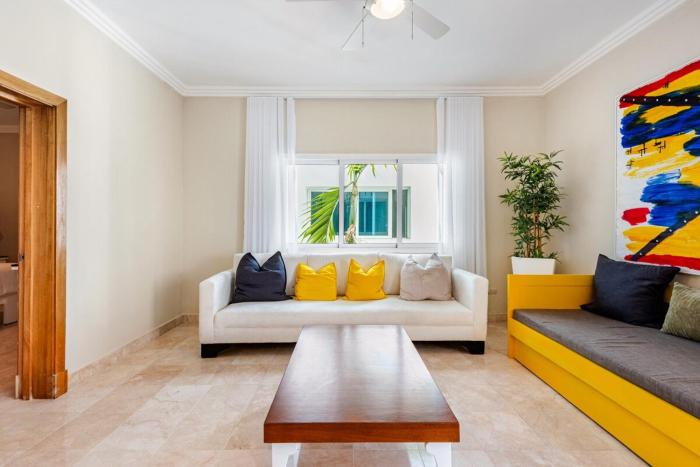 Large apartment at the foot of the beach