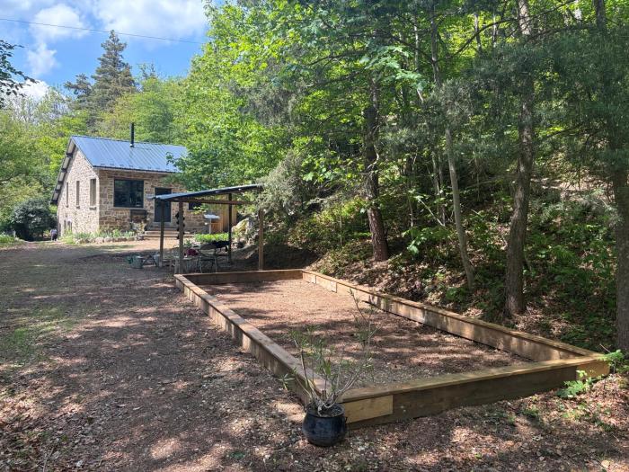 Le refuge dYzeron, gite autonome en pleine forêt pour 8 personnes