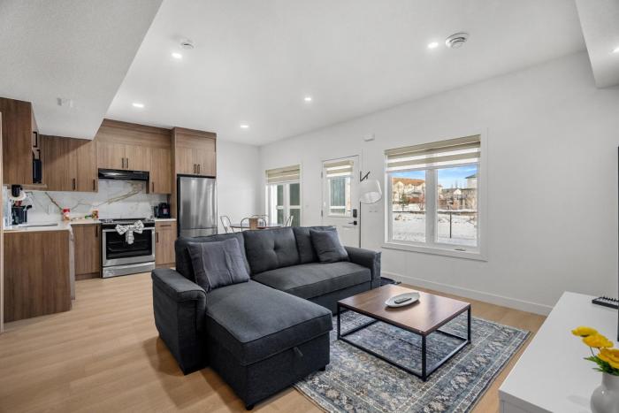 Airdrie 1BR Private Guest Suite near the Canal – Queen Bed, Full Kitchen, Driveway Parking
