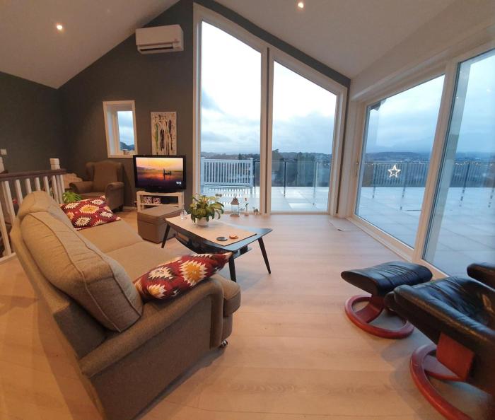 Flott leilighet 3 soverom, stue, kjøkken eget bad Egen uteplass