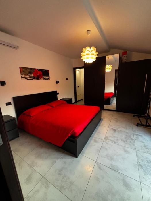 Modern Apartment with Balcony 2 Bedrooms & 2 Bathrooms near Cremona Fair