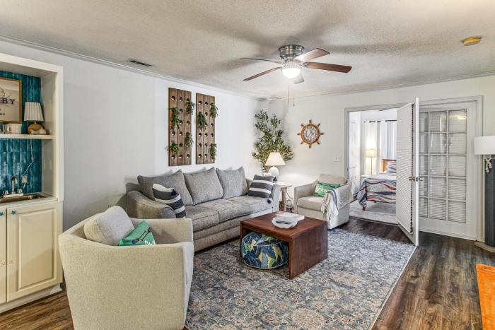 Golf Cart and Pool Access! Condo in Myrtle Beach