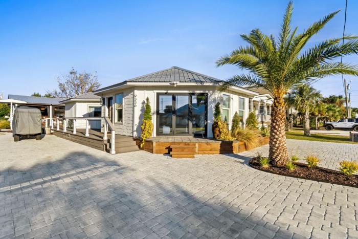 Beacon Breeze- minutes from the beach sleeps 10 wifi backyard oasis family friendly