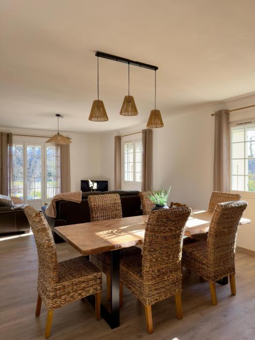 Mas provençal climatisé entièrement rénové au calme 8 pers