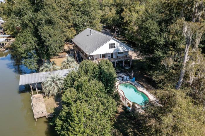 Bayou Breeze Retreat with Pool & River Access