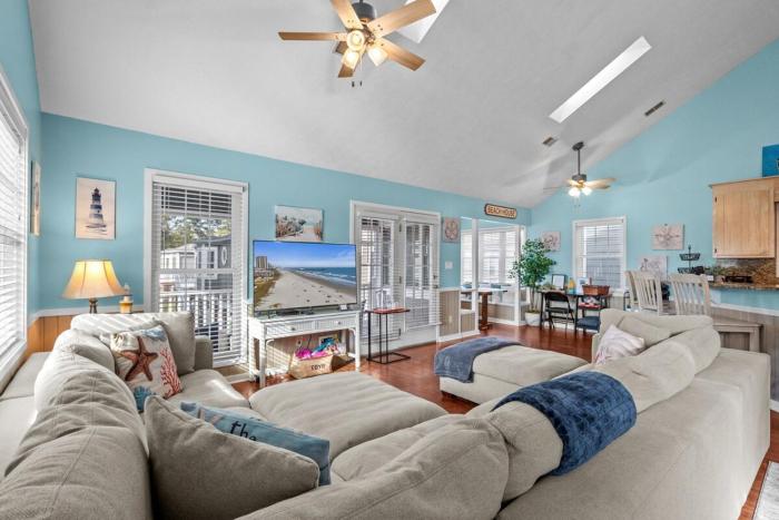 Family friendly 3 BR and 2 BA house by beach