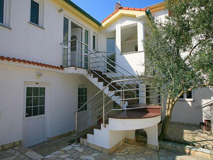 Seaside Apartment with Terrace for 4