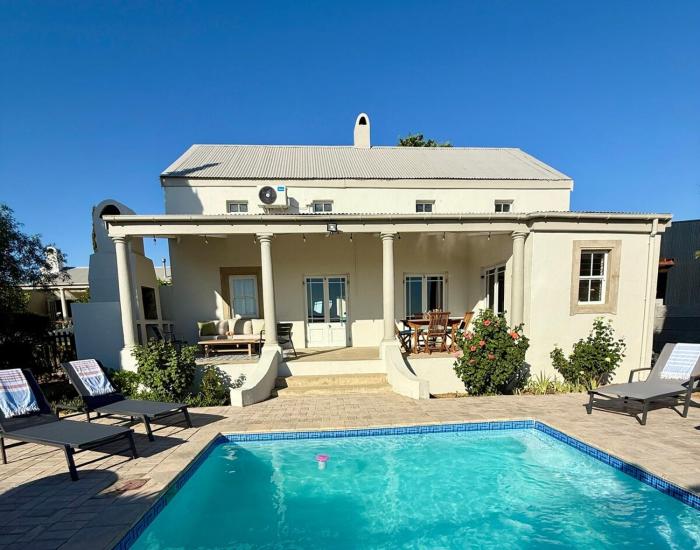 Grand View Cottages - Luxury Poolside Suites