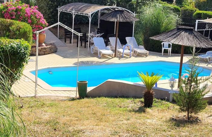 15mn de Cannes, Villa la Soleiade , Gite ,Lodge , type T2, clim, piscine, parking au Lac de Saint-Cassien VAR