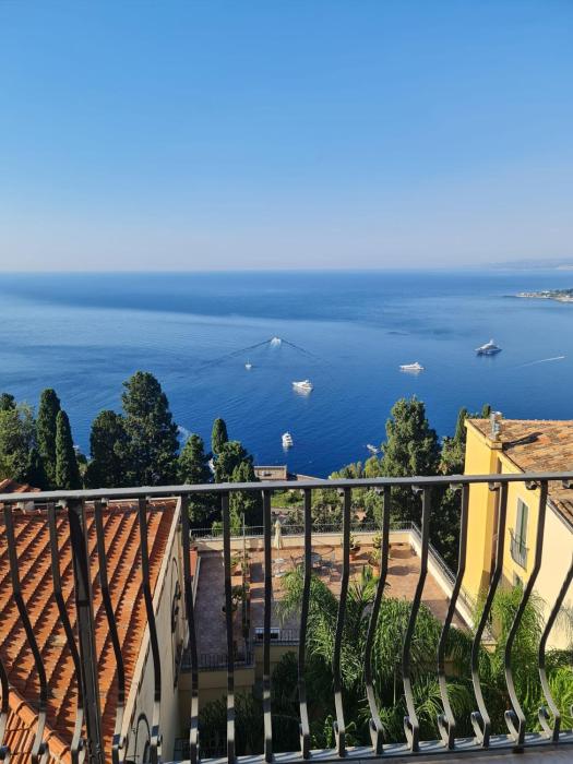Carmela-Enzo Apartment Taormina View
