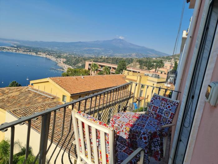 Carmela-Enzo Apartment Taormina View
