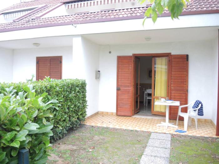 Spacious apartment with terrace and pool in Bibione