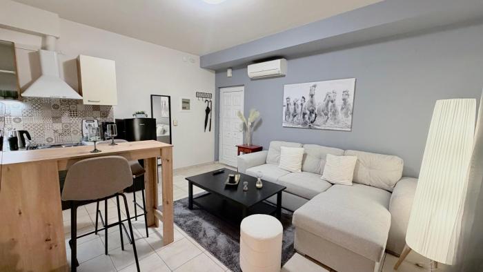 Loupis Home -Urban Cozy Retreat -Modern -Balcony