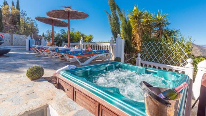 Villa El Arco Iris de la Montana Sayalonga by Ruralidays