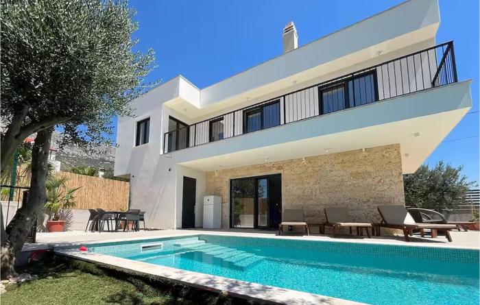 Awesome Home In Kastel Sucurac