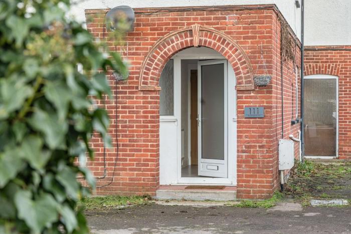 Spacious Flat Near Train Station - By ShireStays