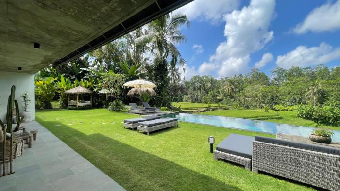 Villa de lujo con piscina infinita y vistas a arrozales