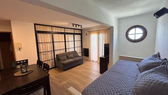 Departamento frente al mar, remodelado y equipado