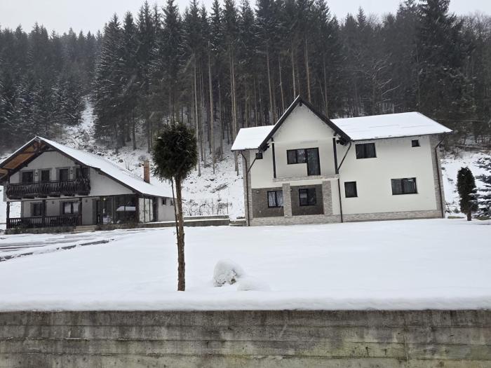 Cabana La Poalele Giumalaului