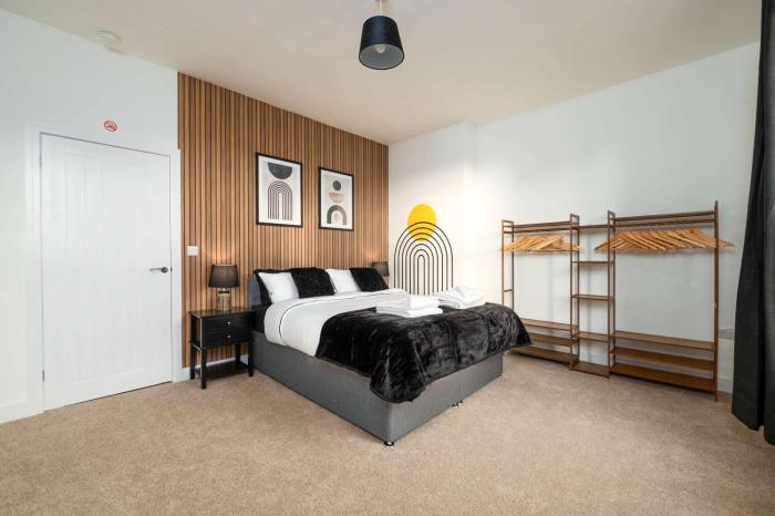 Monks Quarters, Luxury 3 bed, Sleeps 6, PRIVATE PARKING x 2, Ideal for Groups & families, Prime location