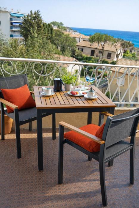 Riviera Blue Studio with Sea View, Balcony, Pool