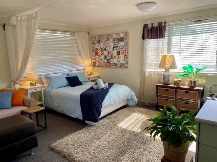 Cozy Studio Retreat 15 minutes from airport and 20 minutes from CBD