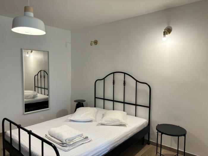 Garsoniera pat dublu plus canapea extensibila