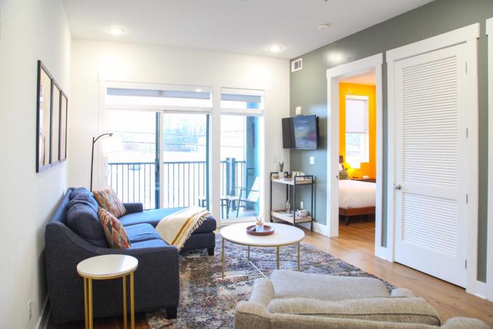 Whiskey Bent Condo in East Nash, 13 min to Broadway, Great for Groups! Free Parking, Gym, Rooftop