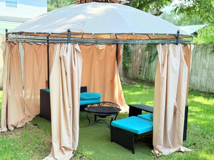 Cozy 3BR Home Downtown with Backyard and Parking