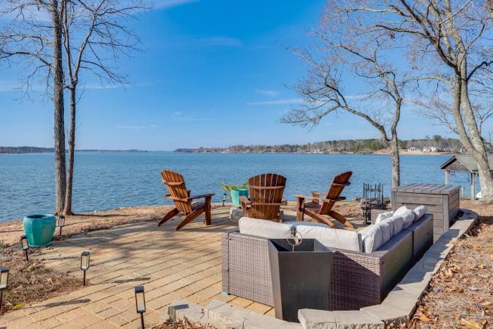 Dock and Serene Views, Lakefront Home in Chappells