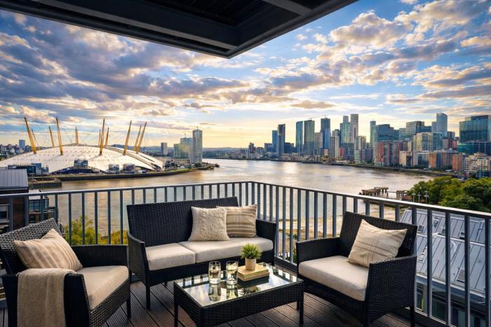 Beautiful view to Canary Wharf , O2 arena , near by London Excel 3-beds